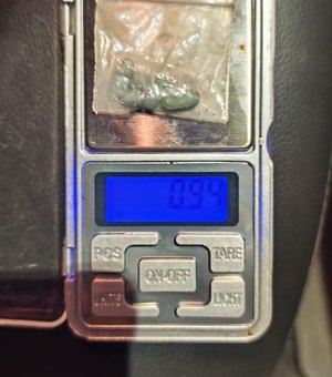 Jovem é flagrado com cocaína e comprimidos durante abordagem em Arapiraca