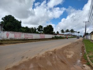 Após matéria do 7Segundos, matagal em muro do 3ºBPM é cortado