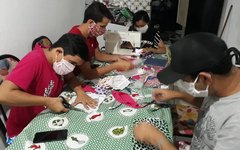 Jovens tomam cuidados enquanto confeccionam máscaras para idosos e pessoas do grupo de risco da comunidade