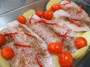 Tilápia assada com legumes e azeitona