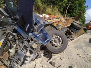 Caminhão com tijolos tomba e deixa feridos na BR-104, em São José da Laje