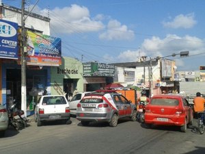 [VÍDEO] Criminosos assaltam bomboniere no centro de Arapiraca
