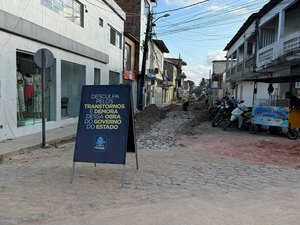 Prefeitura de Maragogi espalha placas para amenizar transtornos de obras