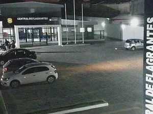 Homem é preso após filmar partes íntimas de adolescente em supermercado em Maceió