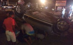 Durante socorro das vítimas, jovens saqueiam veículo envolvido no acidente