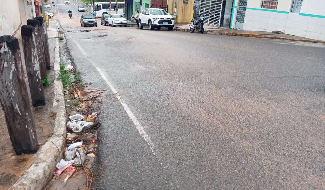 [Vídeo] Cano estourado causa afundamento parcial em uma das principais ruas centrais de Arapiraca
