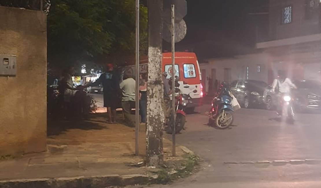 Após tentar evitar colisão com carro, ﻿duas mulheres batem moto em muro