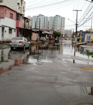 Moradores sofrem com constantes alagamentos na rua Soldado Eduardo dos Santos
