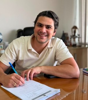 Prefeito de Santana do Ipanema sanciona lei que garante Piso Nacional para professores