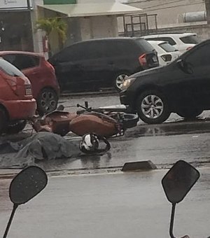 Motociclista morre após colisão com caminhão na Avenida Menino Marcelo