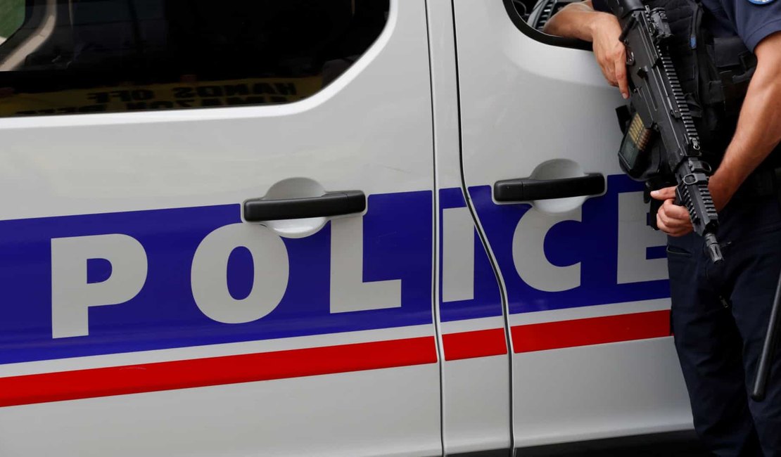 Homem armado faz reféns dentro de banco na França