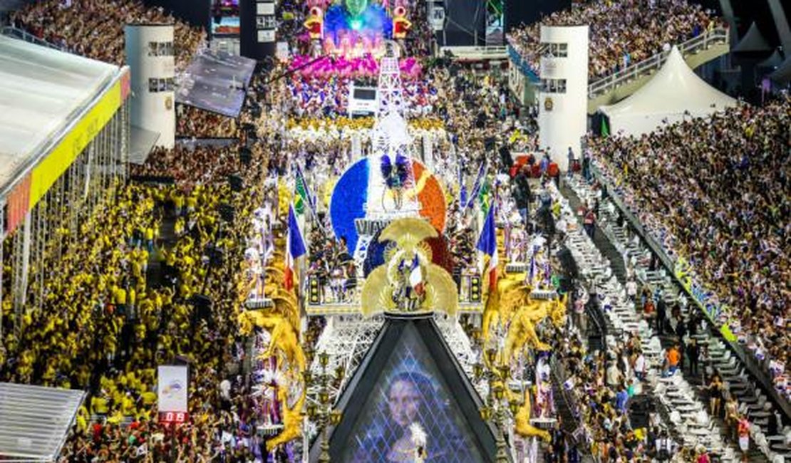 Passarela do samba de São Paulo recebe sete escolas na segunda noite de desfiles