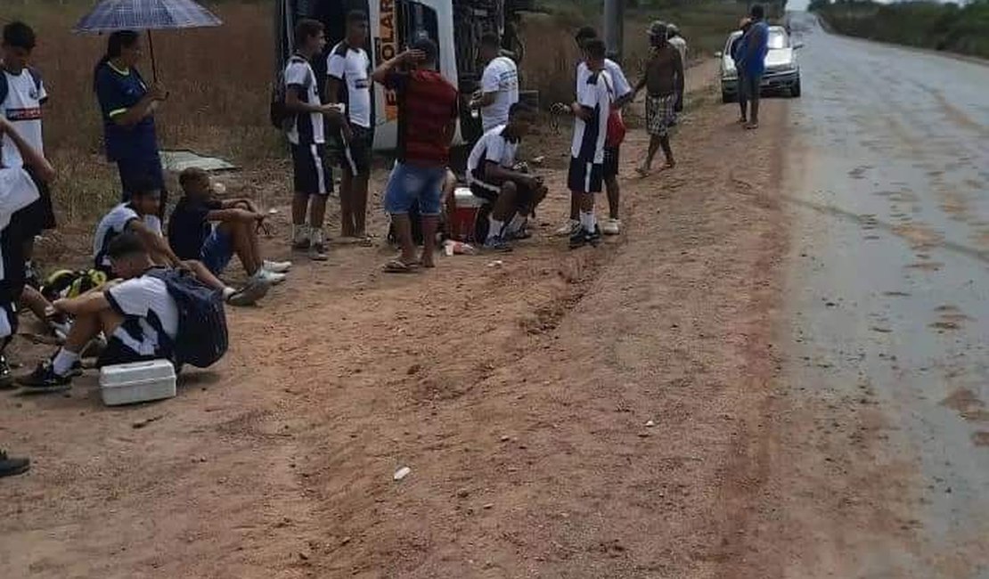 Micro-ônibus que transportava jogadores adolescentes tomba na cidade São José da Tapera