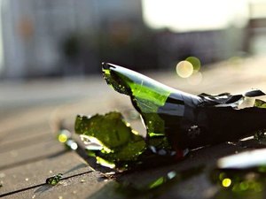 Mulher quebra garrafa de vidro e agride companheiro durante briga