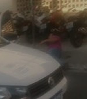 [Vídeo] Funcionário da prefeitura é baleado por militar de reserva no Centro de Maceió