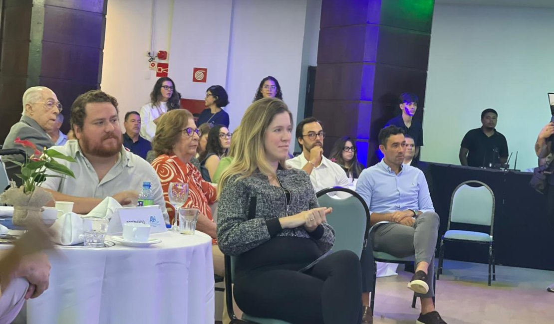 Cibele Moura acompanha posse de lideranças do turismo e defende políticas públicas para o crescimento do setor