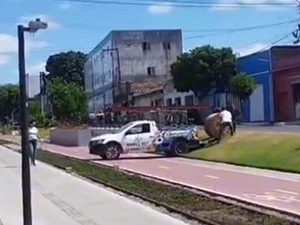 [Vídeo] Carro de empresa estacionado em trecho da Ciclovia do Trabalhador causa indignação em Arapiraca