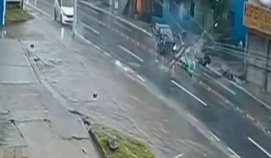 Câmera de segurança flagra momento em que carro bate em poste na Leste-Oeste