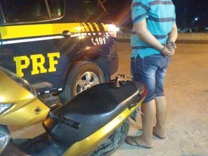 Motociclista é preso por porte ilegal de arma na BR 101