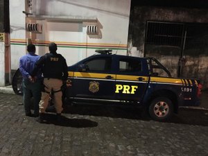 PRF prende homem com mandado de prisão em aberto na BR-101