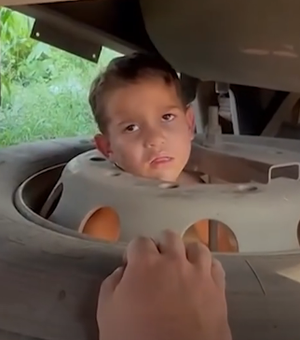 Menino de 4 anos é resgatado por policiais após prender a cabeça em roda de carreta no oeste da Bahia