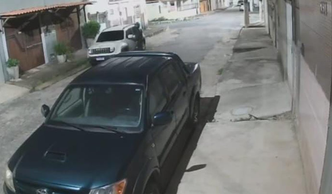 Câmera flagra ladrão furtando carro no bairro Trapiche da Barra, em Maceió