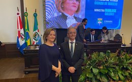 [Vídeo] Ministra do STJ Marluce Caldas recebe título de cidadã honorária de Maceió