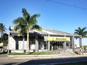Moradores de cidades sertanejas ficam sem dinheiro em caixas eletrônicos durante o feriadão