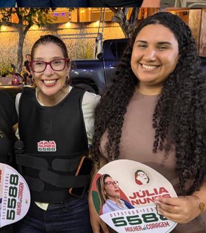 Júlia Nunes percorre três cidades do Agreste e ouve demandas da população