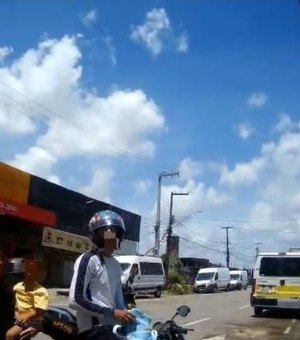 Motociclista inabilitado é flagrado transportando duas crianças na Av. Durval de Góes Monteiro