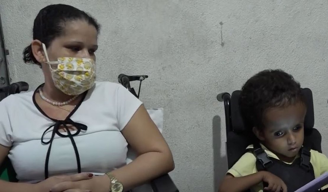 [Vídeo] Mulher cadeirante precisa de ajuda para ter maior mobilidade em casa e poder cuidar dos filhos