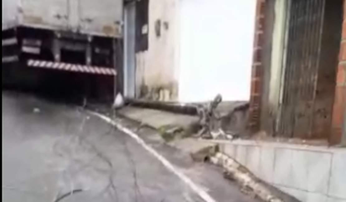 [Vídeo] Motorista perde o controle de caminhão e arrasta fiação em rua