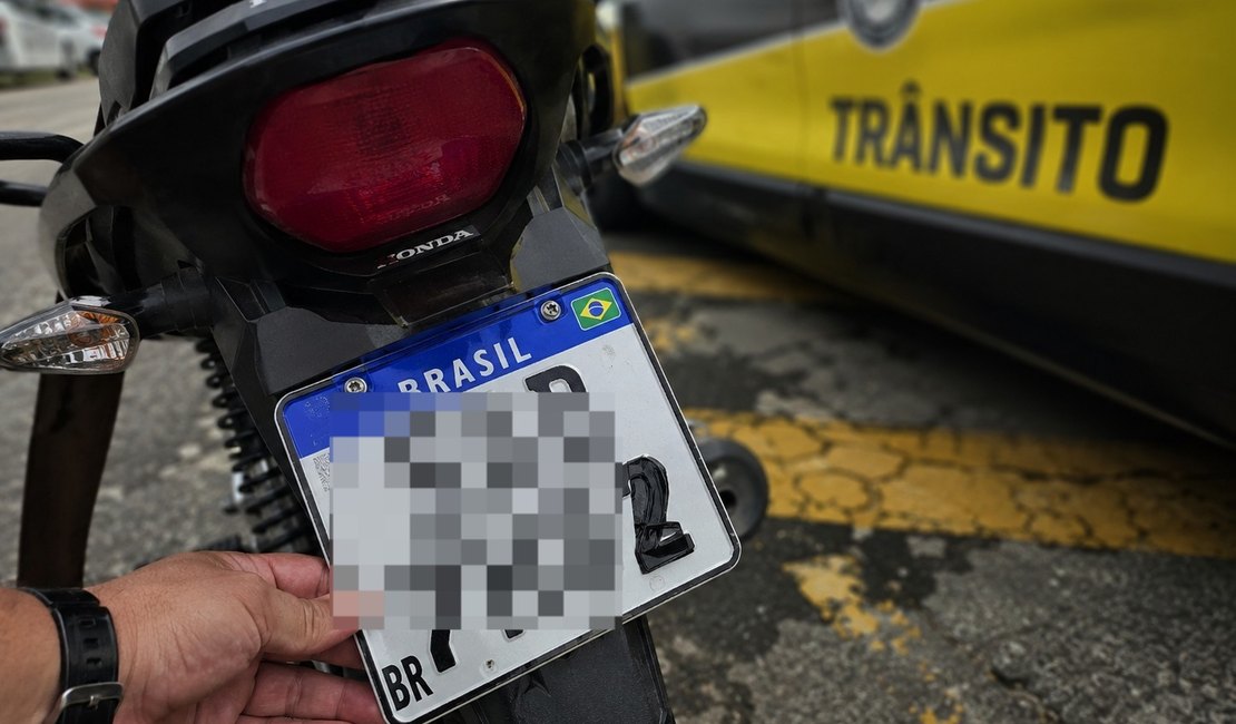 Homem é preso após alterar placa de moto com fita isolante em Maceió