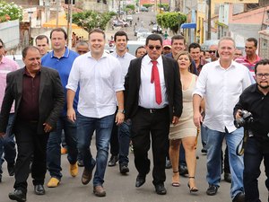 Governador Renan Filho entrega nova ambulância à população de Porto Real do Colégio