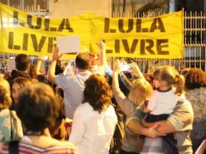 Manifestantes pró-Lula protestam em frente do prédio de Cármen Lúcia em BH