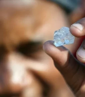 Caça por pedras 'misteriosas' reúne mais de mil pessoas em vila na África