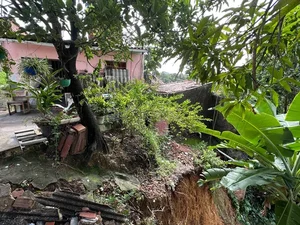 Chuva provoca deslizamento de terra e compromete estrutura de casa no São Jorge