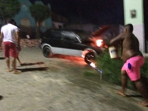 Veículo pega fogo e a população apaga as chamas em São Luís do Quitunde