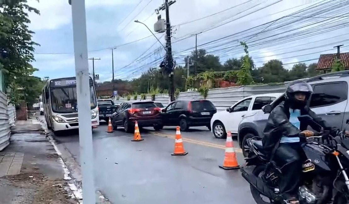 Trânsito continua intenso após implementação de faixa reversível no Bebedouro