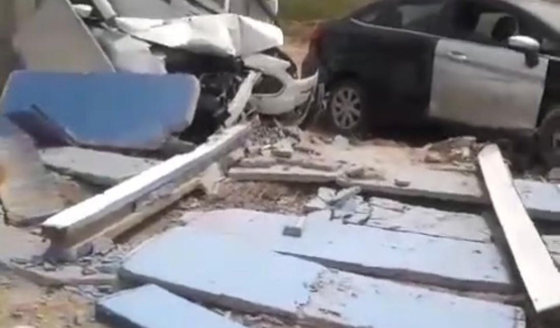 [Vídeo] Dois carros colidem contra o muro do Centro de Treinamento do CSA