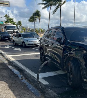 Colisão entre carros de luxo deixa trânsito lento e estragos na Av. Álvaro Otacílio