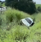 Motorista perde controle de Hilux e sai da pista na AL-110, em Arapiraca