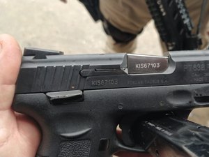 Polícia apreende arma de chefe do tráfico de São Luís do Quitunde