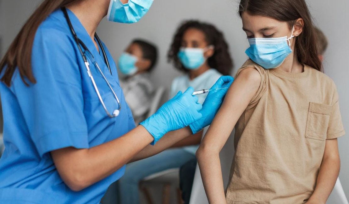 Abaixo da cobertura vacinal, Maceió tenta conter avanço da dengue com mobilização nas escolas