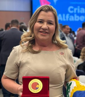 Prefeita Eronita Sposito recebe Selo Ouro do Compromisso Nacional Criança Alfabetizada, em Brasília