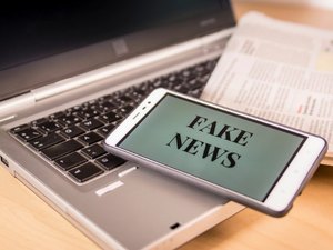 Dia do jornalista: combate às fake news altera rotina dos profissionais