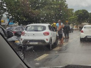 Carro e moto colidem na Avenida Fernandes Lima, em Maceió