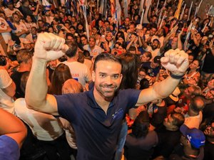 Paulinho Mendonça participa de caminhada no Jacintinho, em Maceió