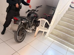 Oplit recupera motocicleta após rastreamento em condomínio de Maceió