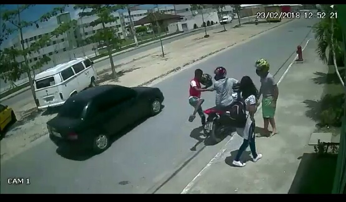 Vídeo; Câmera de segurança mostra roubo de moto próximo a UPA do Benedito Bentes